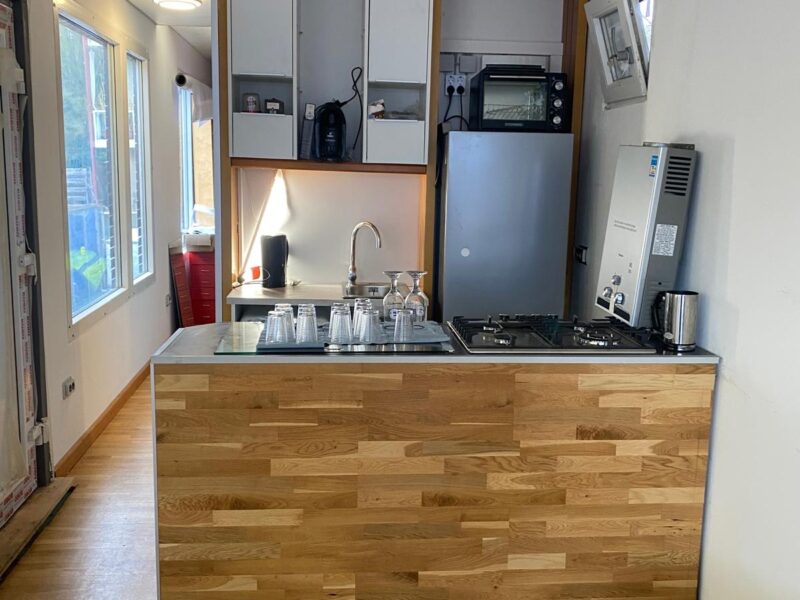 Helles selbstgebautes Tiny House (34 qm) mit Kaminofen auf Sattelauflieger