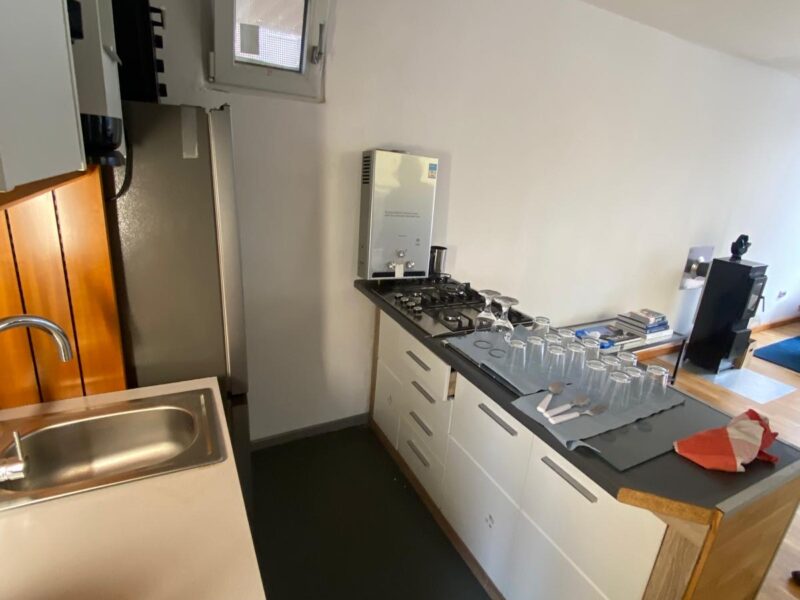 Helles selbstgebautes Tiny House (34 qm) mit Kaminofen auf Sattelauflieger