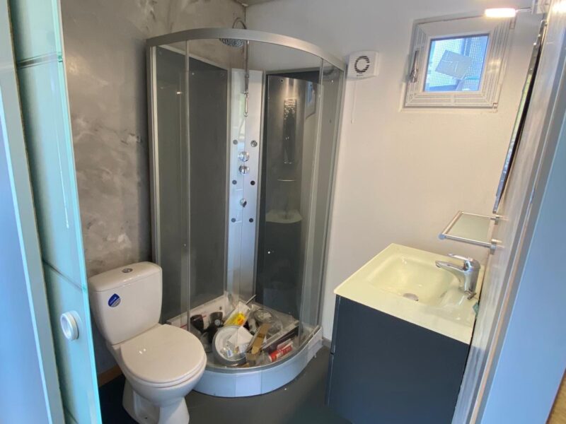 Helles selbstgebautes Tiny House (34 qm) mit Kaminofen auf Sattelauflieger