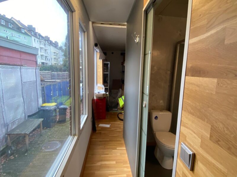 Helles selbstgebautes Tiny House (34 qm) mit Kaminofen auf Sattelauflieger