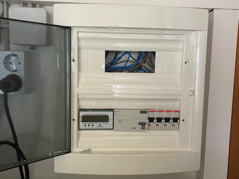 Helles selbstgebautes Tiny House (34 qm) mit Kaminofen auf Sattelauflieger