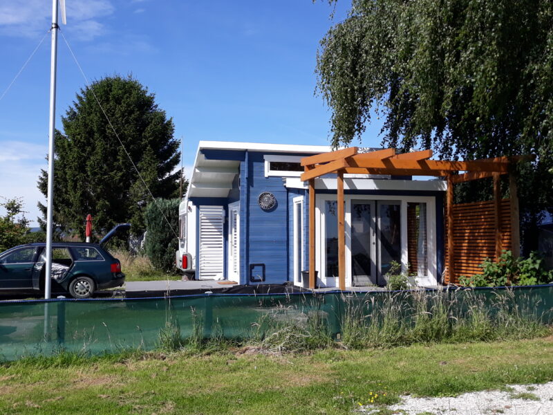 EINZIGARTIGES UNIKAT: Exklusives Wohnwagen-Tiny-House-Ensemble (Autark & Mobil)