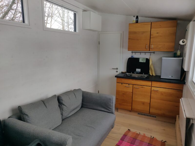 Autarkes 12m² Tiny Office aus Holz auf Trailer mit Küche und Bad