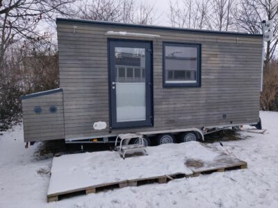 Autarkes 12m² Tiny Office aus Holz auf Trailer mit Küche und Bad