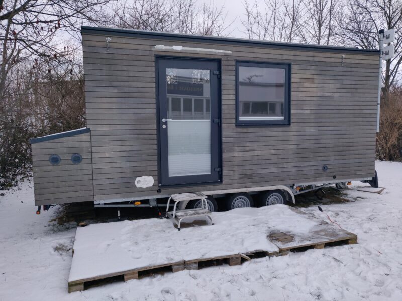 Autarkes 12m² Tiny Office aus Holz auf Trailer mit Küche und Bad