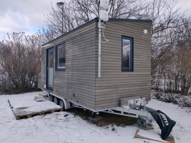 Autarkes 12m² Tiny Office aus Holz auf Trailer mit Küche und Bad