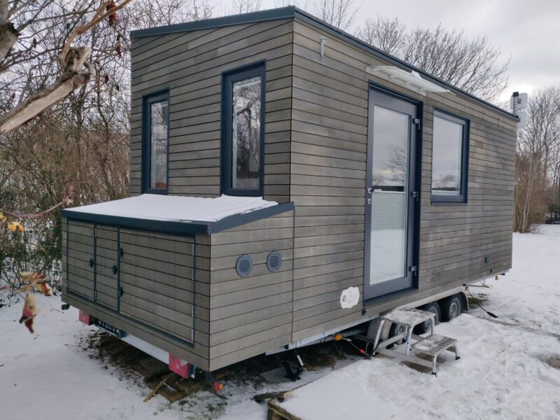 Autarkes 12m² Tiny Office aus Holz auf Trailer mit Küche und Bad
