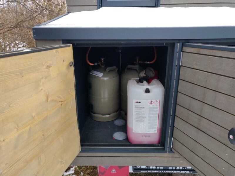 Autarkes 12m² Tiny Office aus Holz auf Trailer mit Küche und Bad