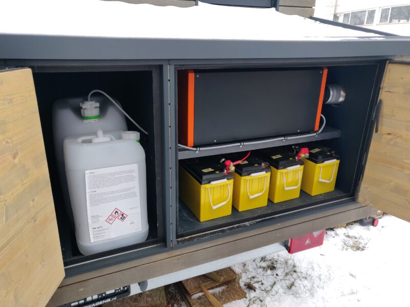Autarkes 12m² Tiny Office aus Holz auf Trailer mit Küche und Bad