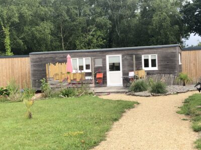 25m2 liebevoll eingerichtetes Holzhaus auf Rädern – nachhaltig, ganzjährig bewohnbar und in nahezu neuwertigem Zustand.