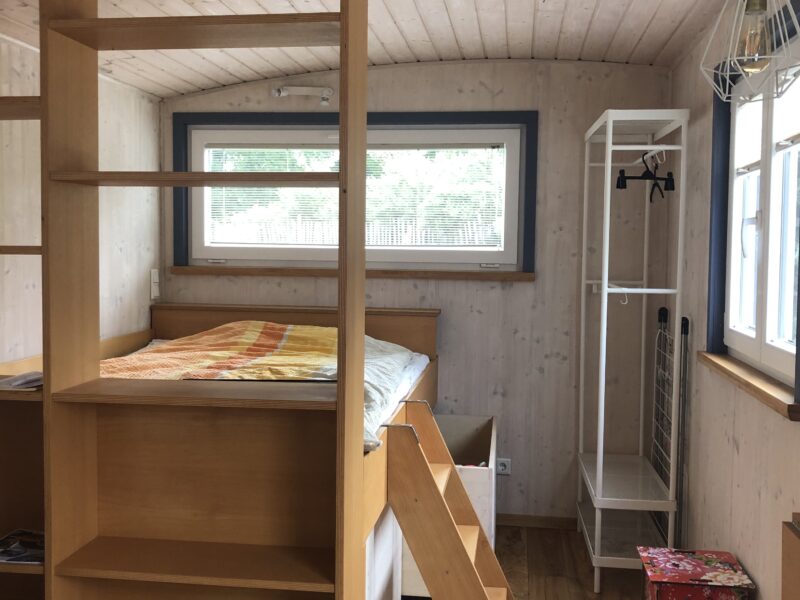 25m2 liebevoll eingerichtetes Holzhaus auf Rädern – nachhaltig, ganzjährig bewohnbar und in nahezu neuwertigem Zustand.