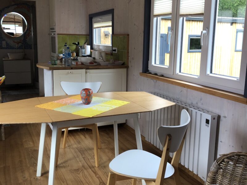 25m2 liebevoll eingerichtetes Holzhaus auf Rädern – nachhaltig, ganzjährig bewohnbar und in nahezu neuwertigem Zustand.